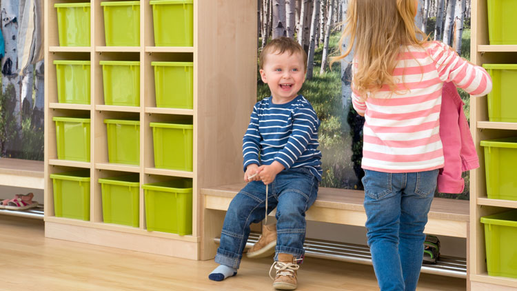 Kindergarderobe aus dem Betzold Online-Shop mit grünen Schubkästen.