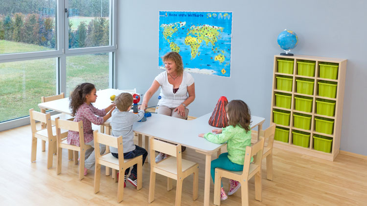 Sitzgruppe für Kinder - aufgestellt in einem Kindergarten-Flur.