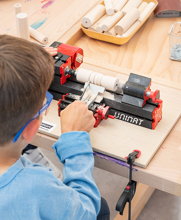 Schüler drechselt