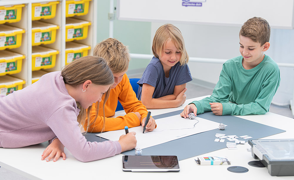 Die Schüler malen mit den Markern eine Linie, der Ozobot folgen soll