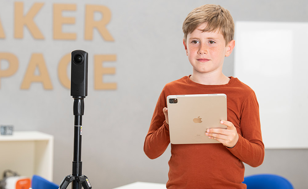 Junge hält Tablet in der Hand