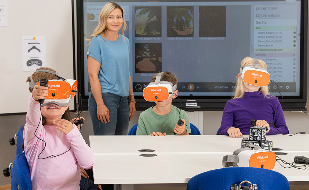 Kinder und Lehrerin mit VR-Brille im Klassenraum