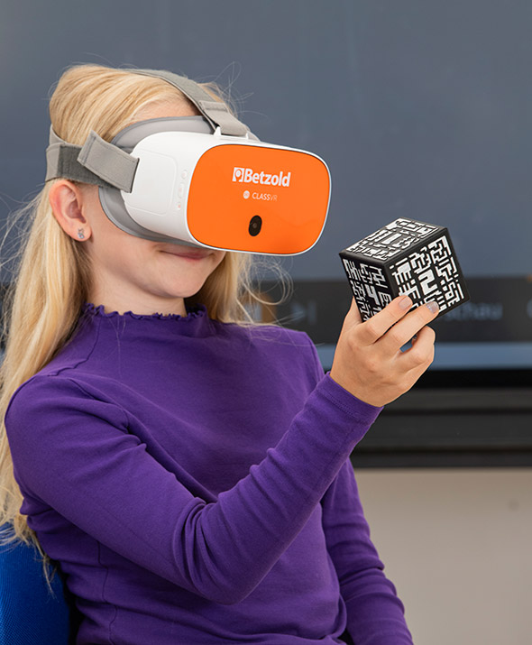 Mädchen mit VR-Brille und Cube