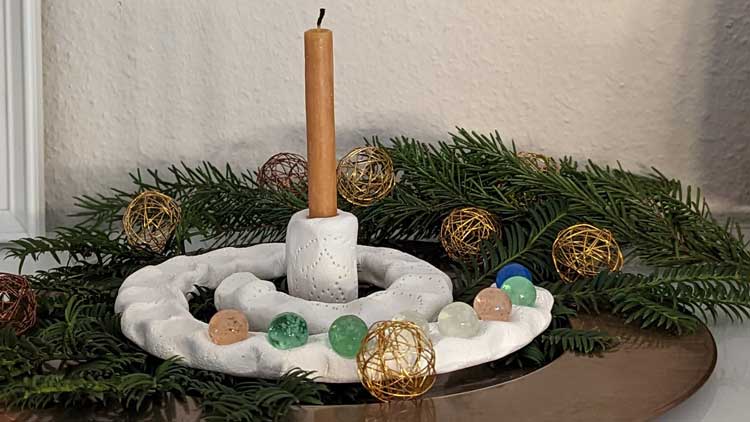 Eine Adventsspirale ist das ideale Bastelprojekt mit Modelliermasse in der Vorweihnachtszeit.