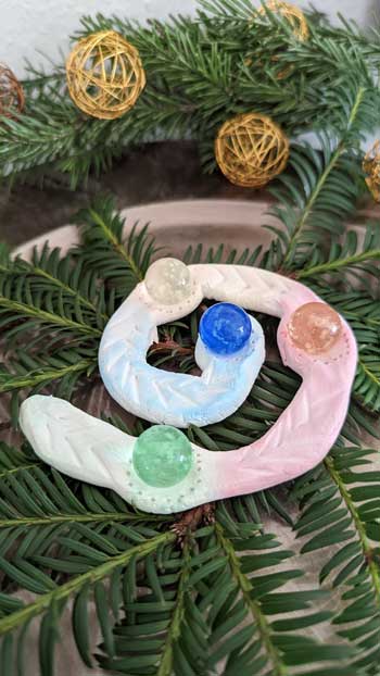 Die kleineren Adventsspiralen werden nach Wunsch mit Wasserfarbe bemalt.