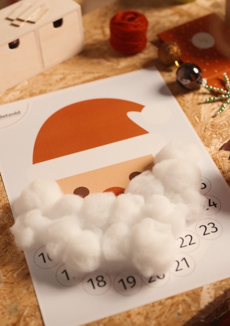Weihnachtsmann-Countdown mit Watte beklebt.
