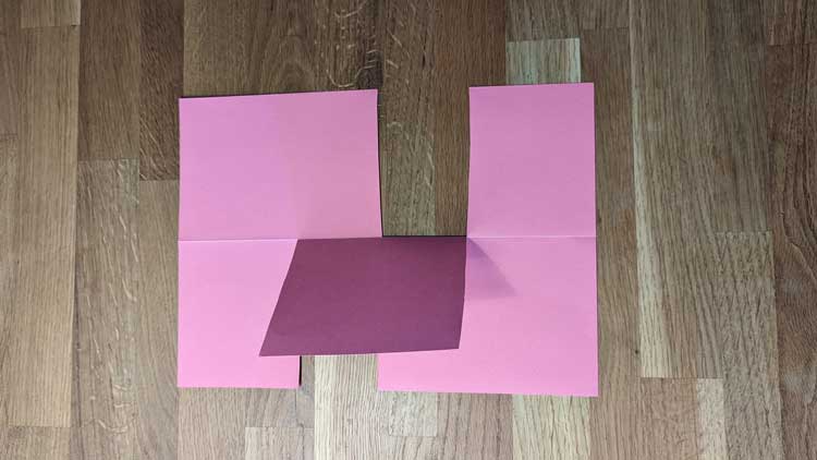 Mit 3 Schnitten entsteht mit einem Blatt Papier eine Knobelaufgabe.