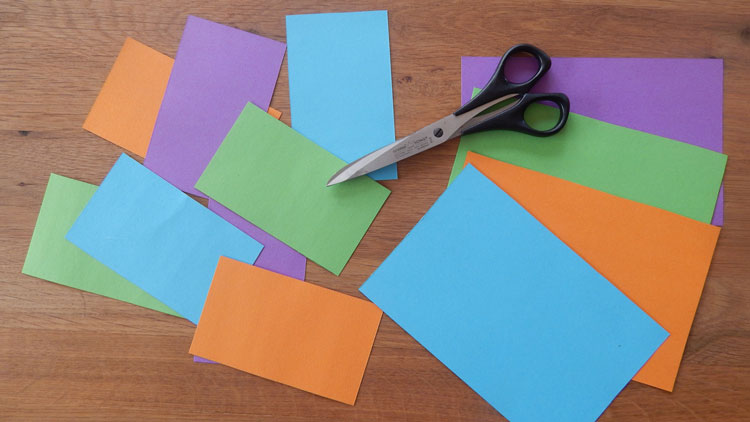 Papier und Schere für DIY-Rubbellose