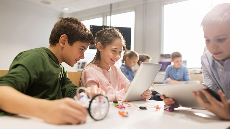 Schüler arbeiten mit Tablets