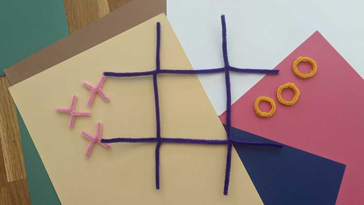 Mit 6 Pfeifenputzern wird schnell und einfach ein Tic Tac Toe Spiel gebastelt.