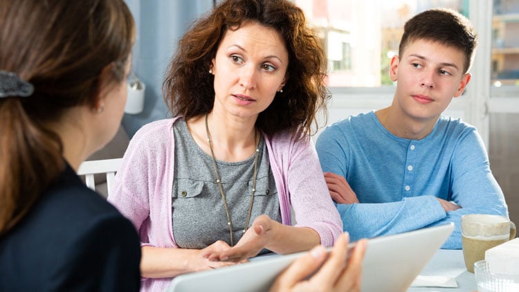Mutter spricht mit Lehrerin