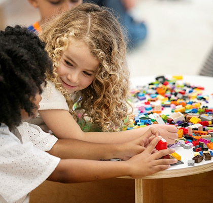 Mädchen spielen mit LEGO® Classic Bausteinen