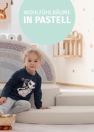 Kind sitzt auf pastellfarbenem Sofa